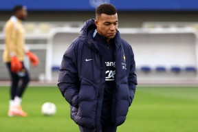 AC米兰-阿贾克斯迎法甲关键赛，窗口期调整名单，球迷炸锅，年轻球员得到机会的简单介绍