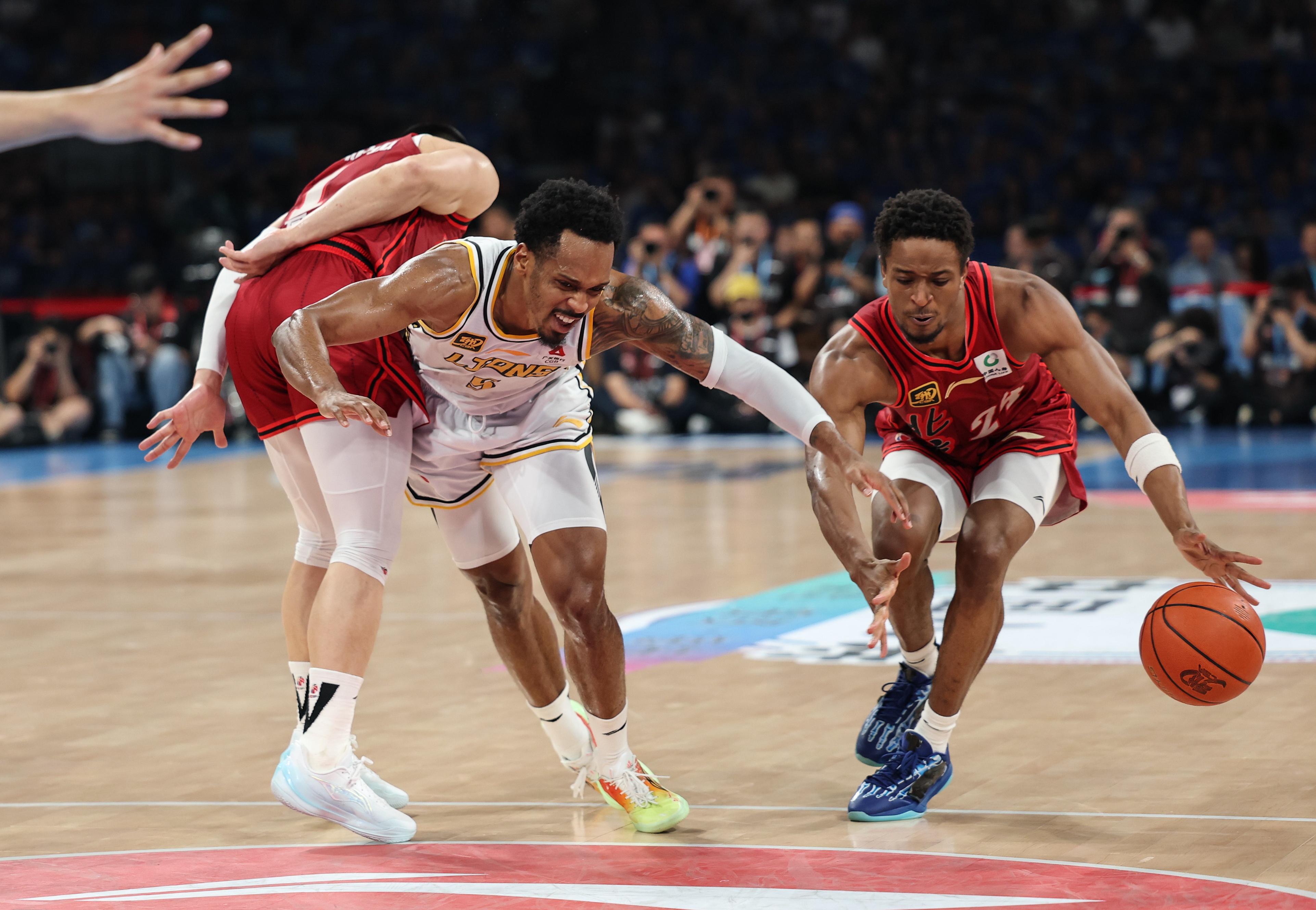 集结日布鲁克林篮网备战法国杯，刷新队史纪录细节曝光，赛场秩序良好，年轻球员得到机会的简单介绍